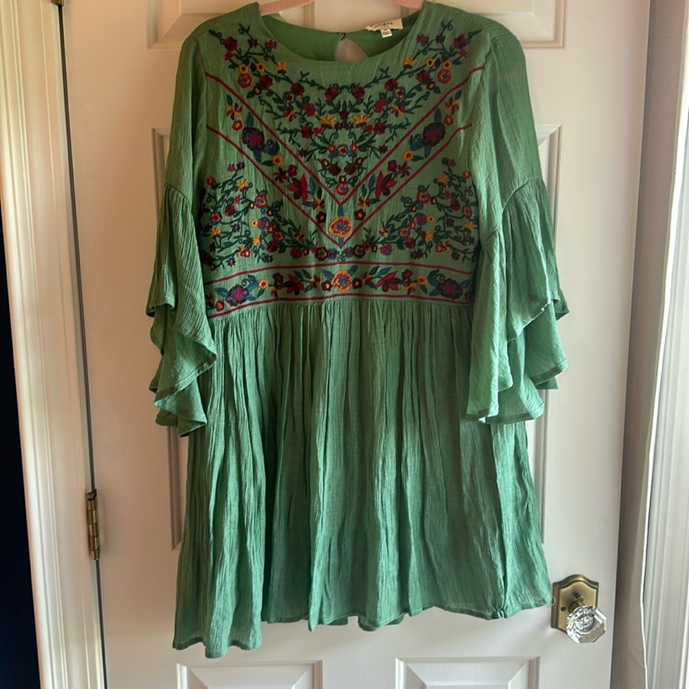Umgee sage green floral embroidered tunic Size M